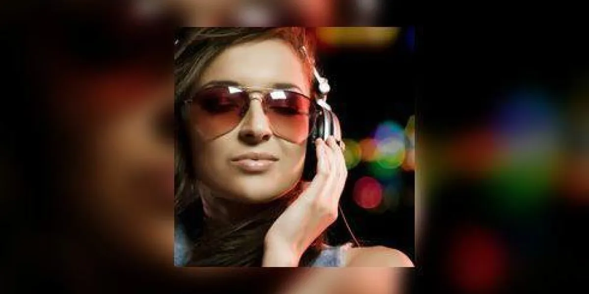 jolie jeune fille écoute de la musique jolie jeune fille écoute de la musique