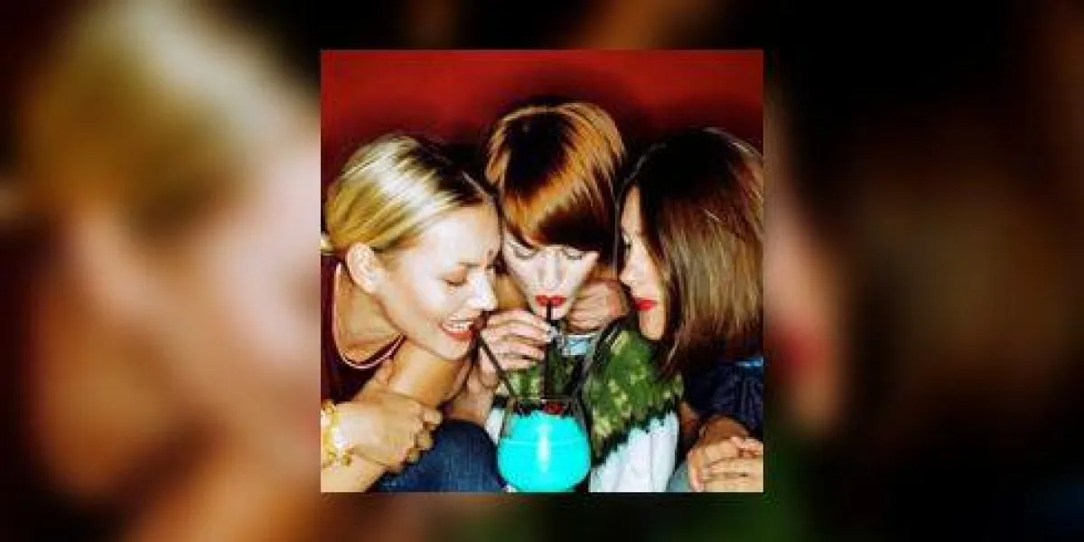 gros plan, de, trois femmes, boire, à, pailles, depuis, a, unique, cocktail, dans, a, barre