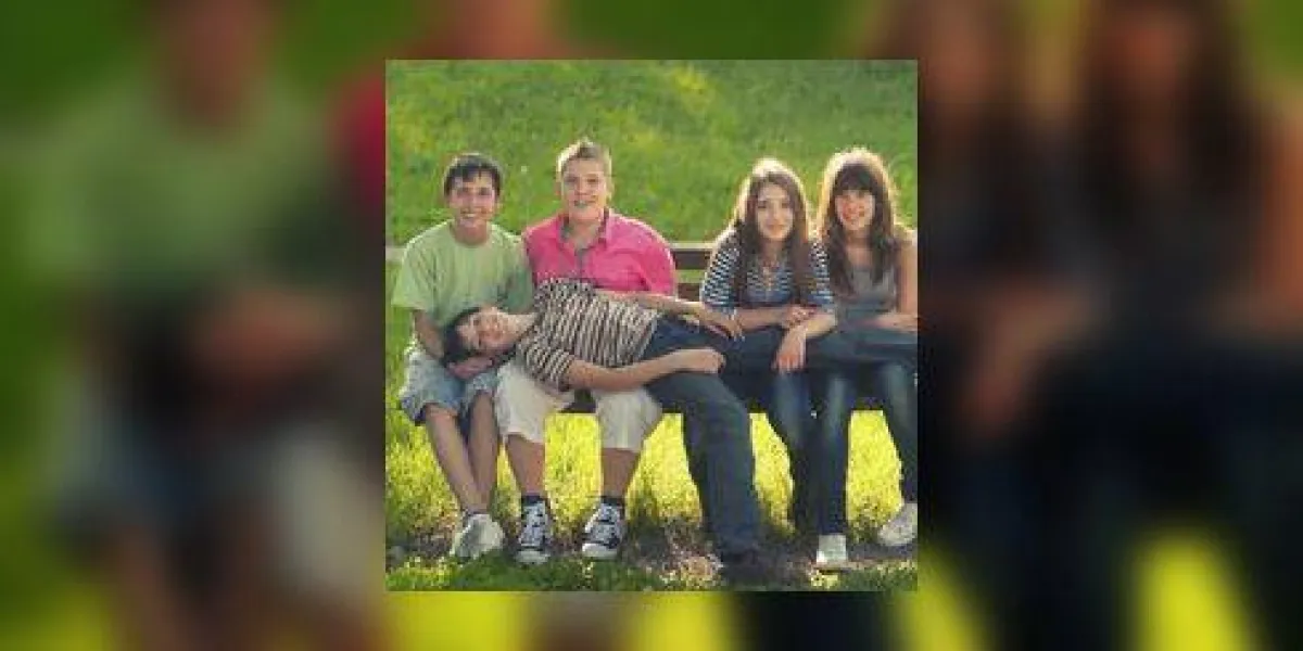 cinq adolescents et filles s'amuser dans le parc le jour de printemps ensoleillé