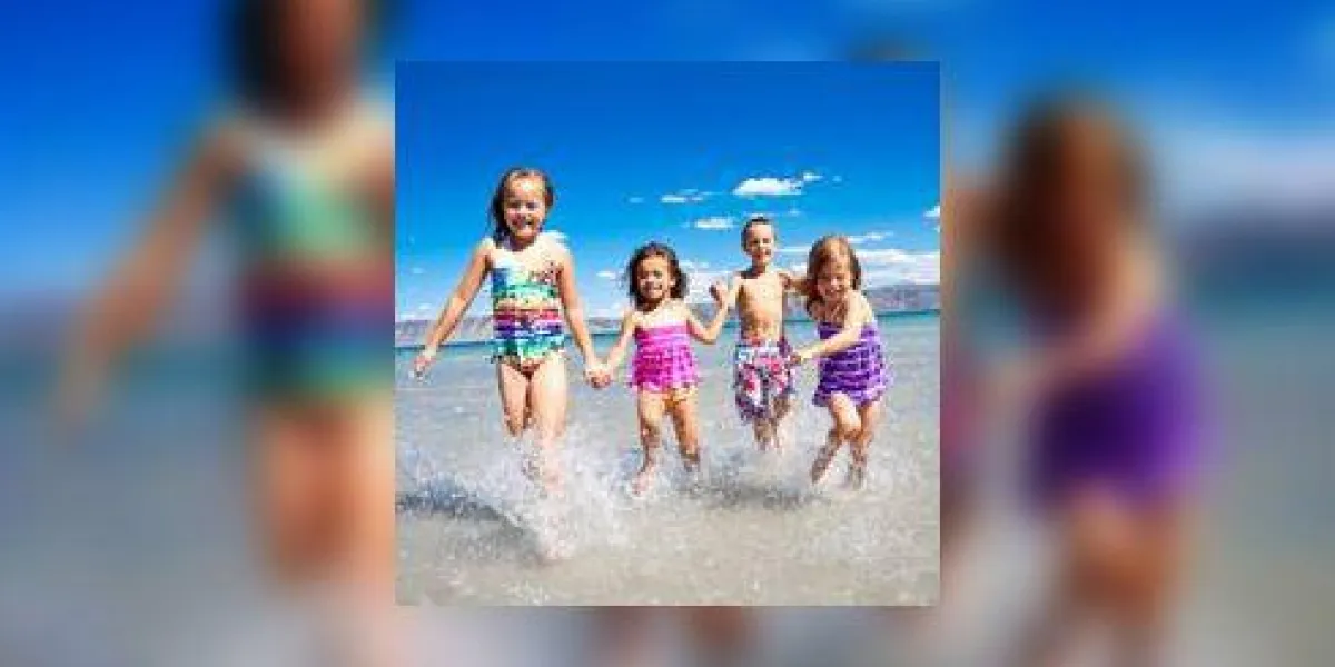 les enfants s'amuser à la plage