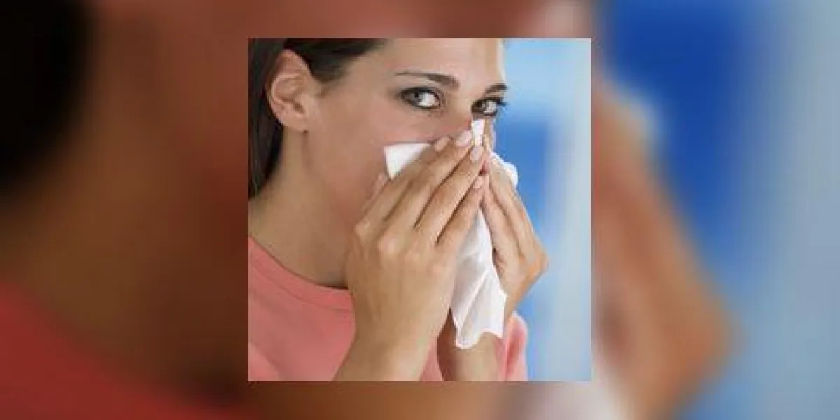 femme soufflant le nez dans le tissu