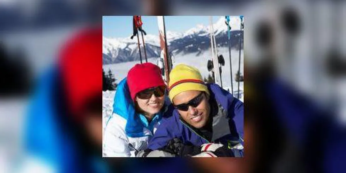 couple s'amuser en vacances de ski dans les montagnes
