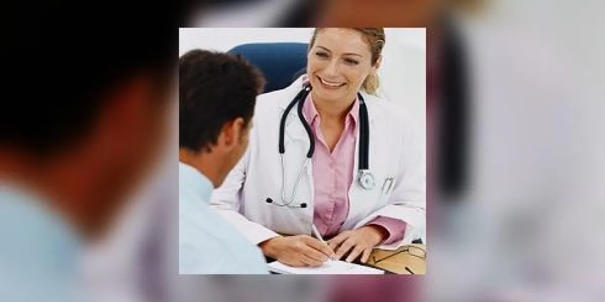 portrait d'une femme médecin qui écrit une ordonnance pour un homme