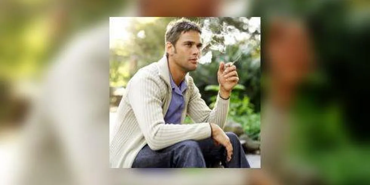 portrait d'un jeune homme fumant une cigarette