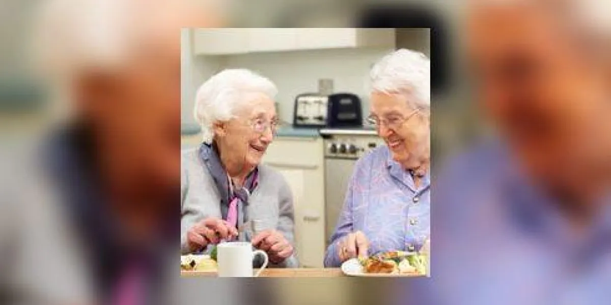 femmes âgées appréciant repas ensemble à la maison