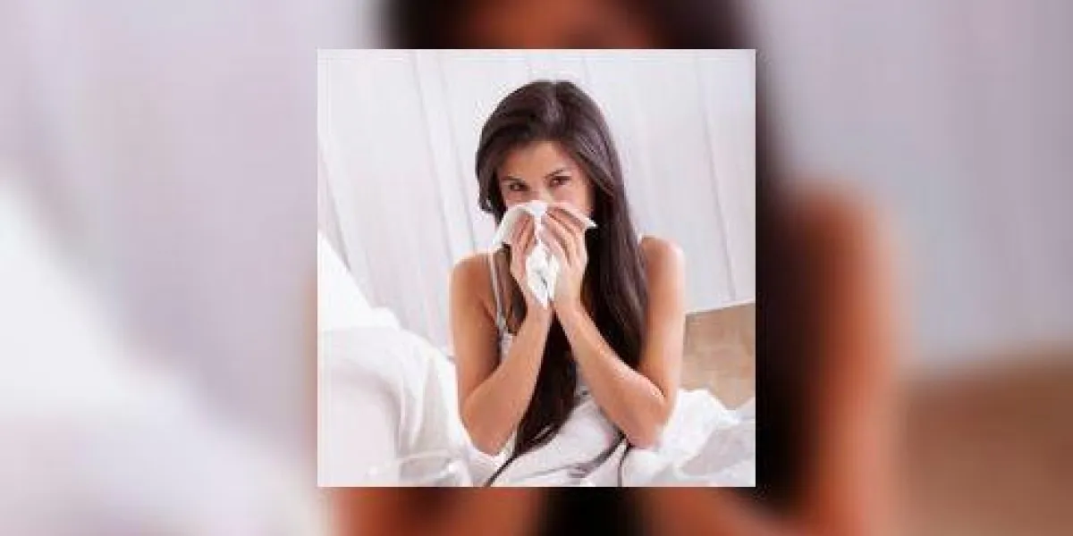 femme malade au lit avec un rhume et une grippe femme malade au lit avec un rhume et une grippe