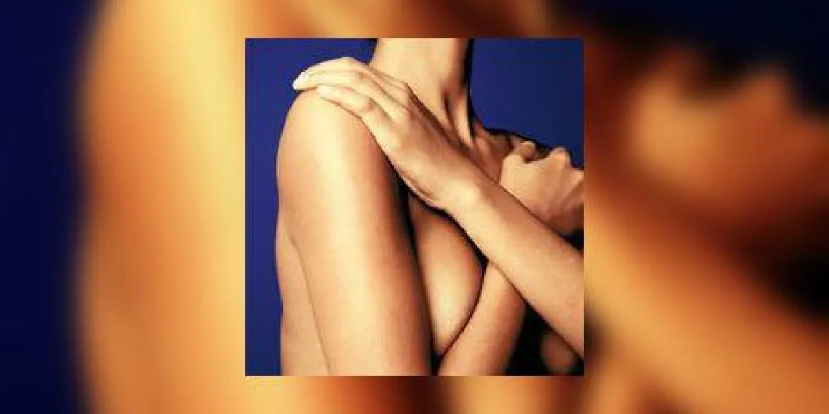 femme nue avec les bras croisés sur la poitrine femme nue avec les bras croisés sur la poitrine