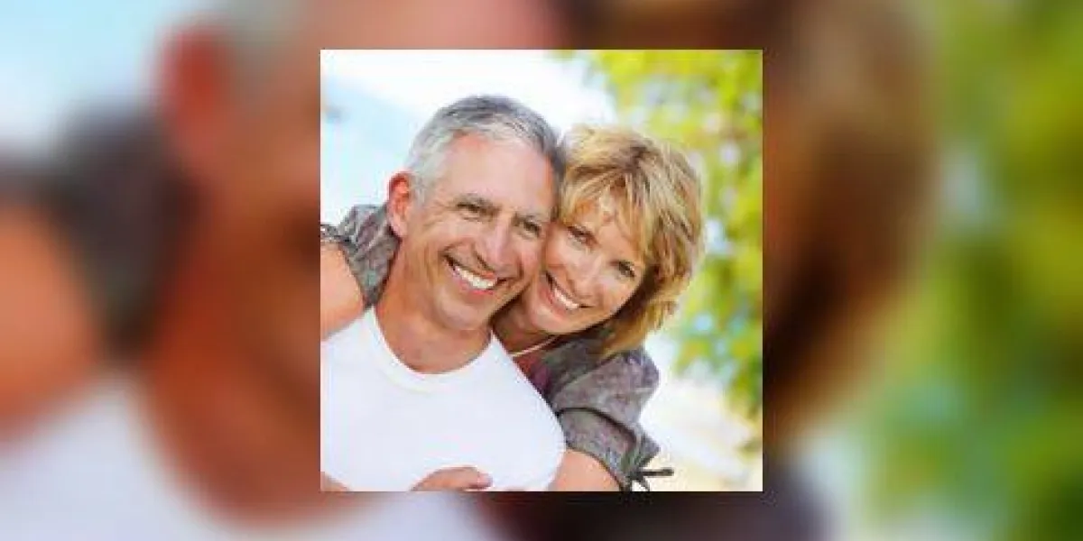couple d'âge mûr souriant couple d'âge mûr souriant