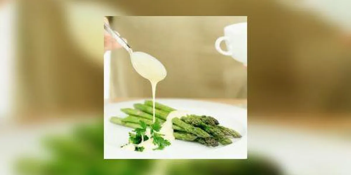 gros plan, de, personne, main, habillage, tiges, de, asperges, à, crème gros plan, de, personne, main, habillage, tiges, de, asperges, à, crème