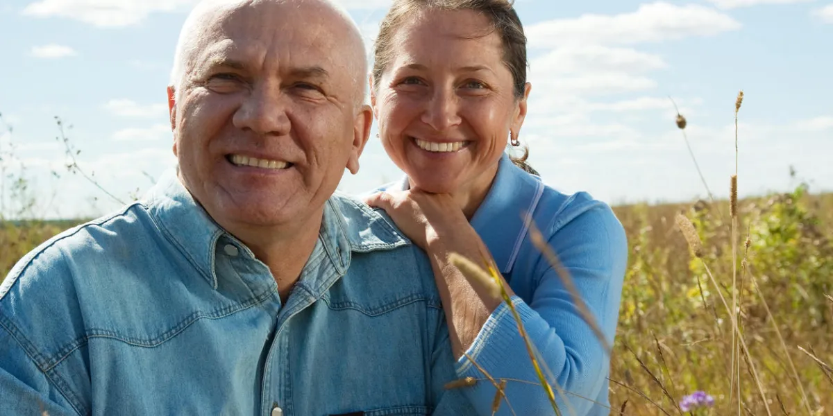 beau couple d'âge mûr en équilibre contre le paysage d'été beau couple d'âge mûr en équilibre contre le paysage d'été