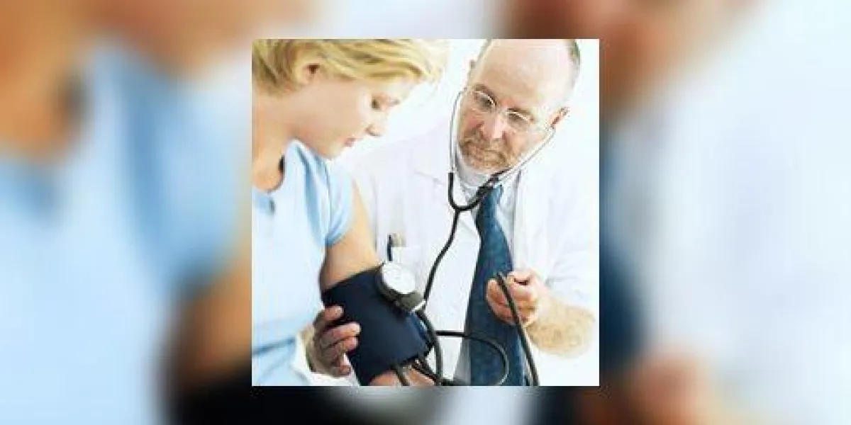 médecin vérifiant la pression artérielle de la femme