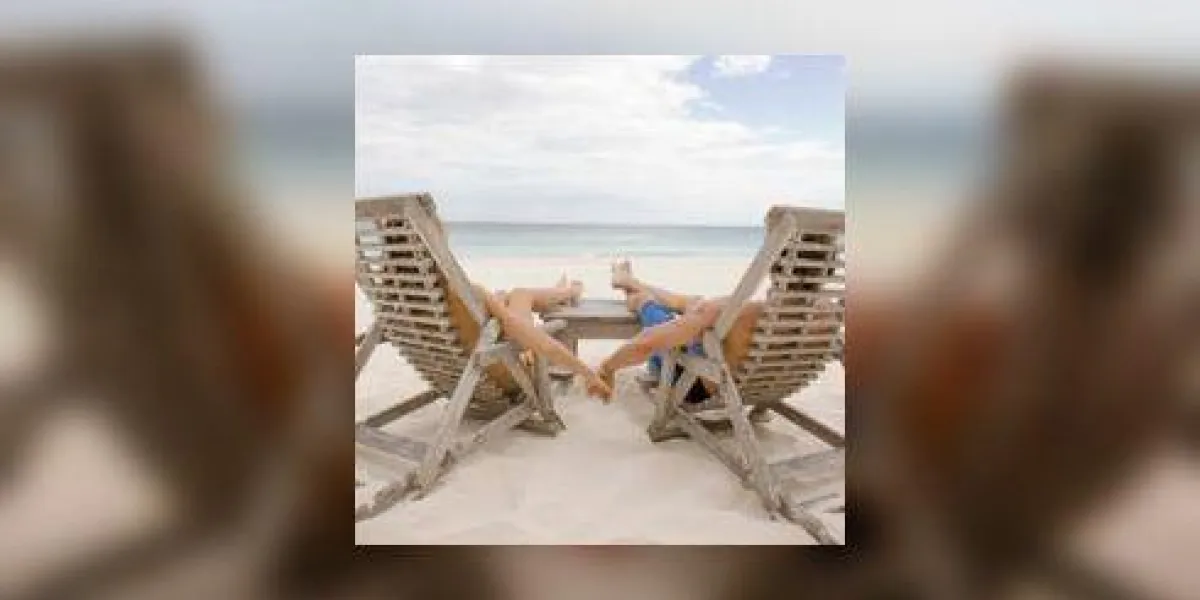couple de détente sur la plage
