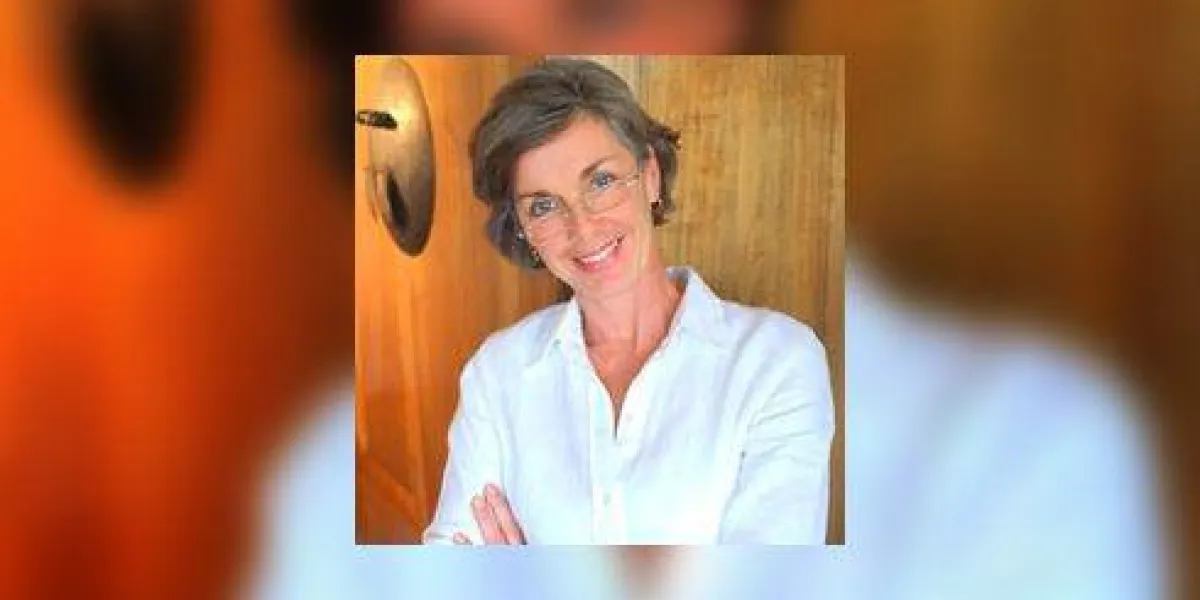 femme d'âge moyen souriante femme d'âge moyen souriante