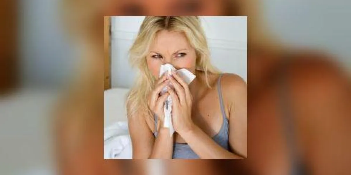 jeune femme, souffler, nez, à, tissu, gros plan