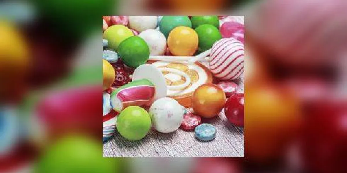 sucettes multicolores et bonbons sur une table en bois sucettes multicolores et bonbons sur une table en bois