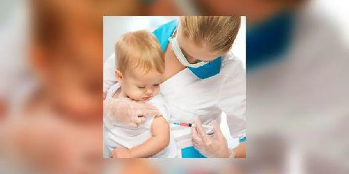docteur fait injection enfant vaccination bébé