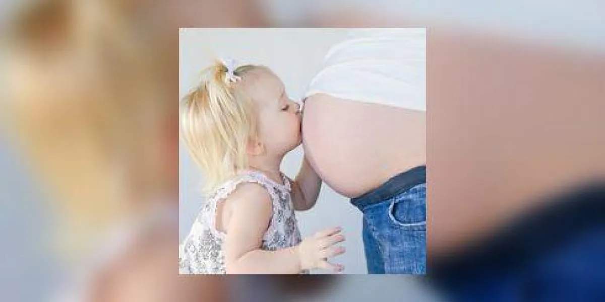 petite fille embrasser nouveau frère à être