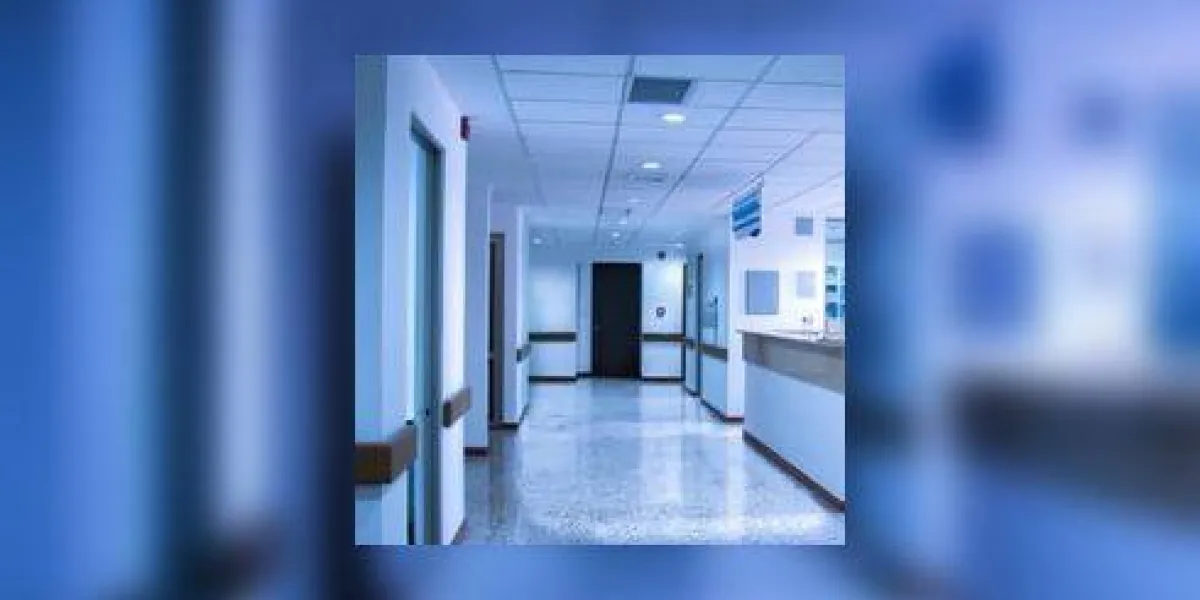 intérieur du couloir à l'intérieur d'un hôpital moderne intérieur du couloir à l'intérieur d'un hôpital moderne