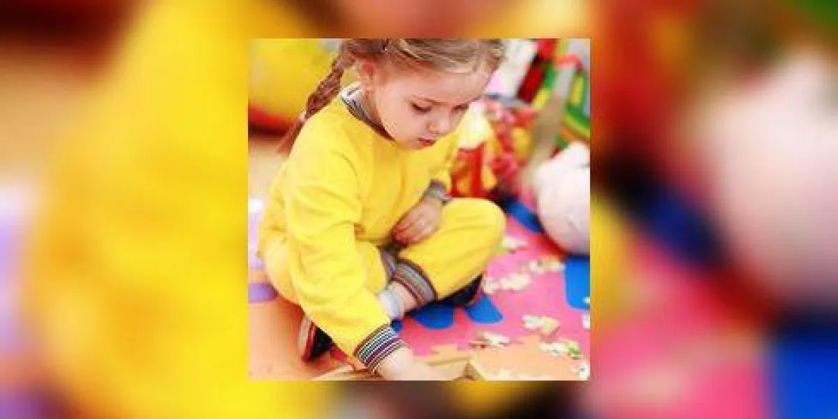mignon enfant jouant avec puzzle mignon enfant jouant avec puzzle
