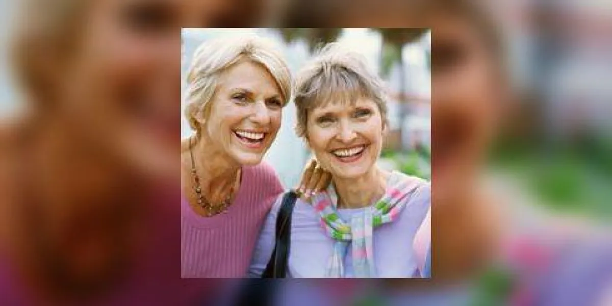 portrait de trois femmes mûres en souriant