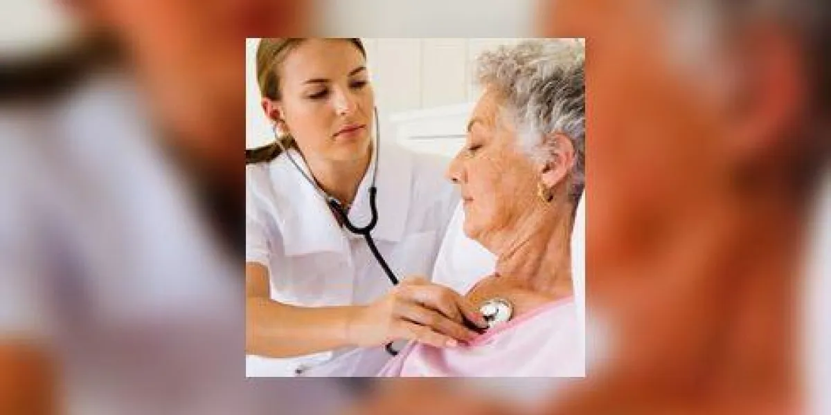 infirmière vérifiant le rythme cardiaque de la femme infirmière vérifiant le rythme cardiaque de la femme