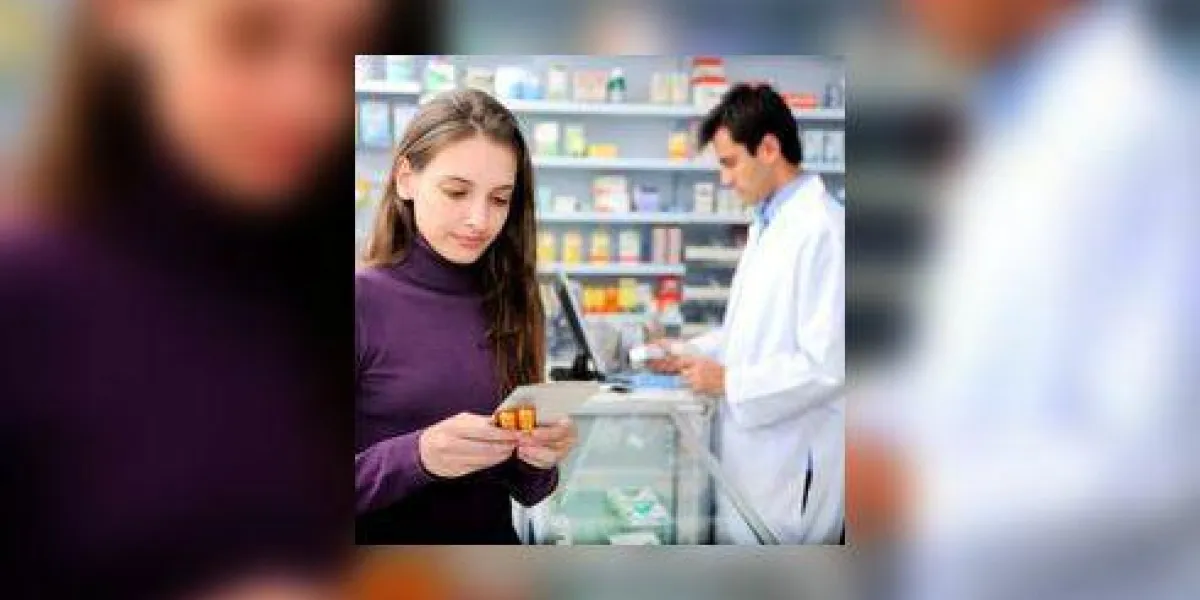 consommateur avec des médicaments à la pharmacie consommateur avec des médicaments à la pharmacie