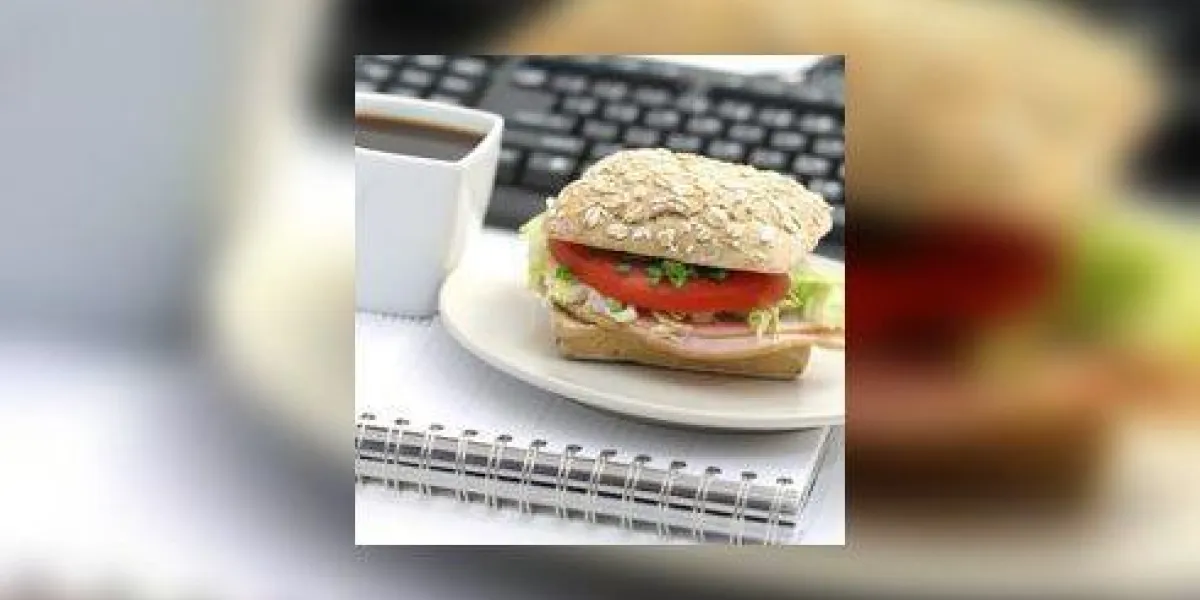 déjeuner rapide au bureau - petit pain et raisins frais