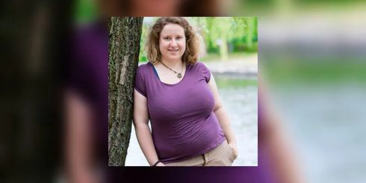 jeune femme blonde debout dans le parc de l'eau appuyé contre un arbre jeune femme blonde debout dans le parc de l'eau appuyé contre un arbre