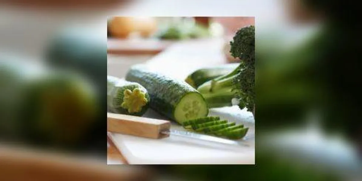 concombre, courgette et brocoli sur planche à découper dans la cuisine, gros plan concombre, courgette et brocoli sur planche à découper dans la cuisine, gros plan