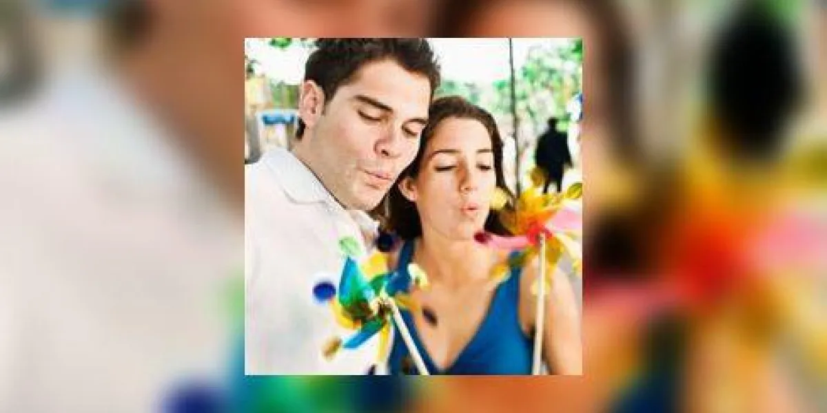 couple soufflant des pinwheels couple soufflant des pinwheels