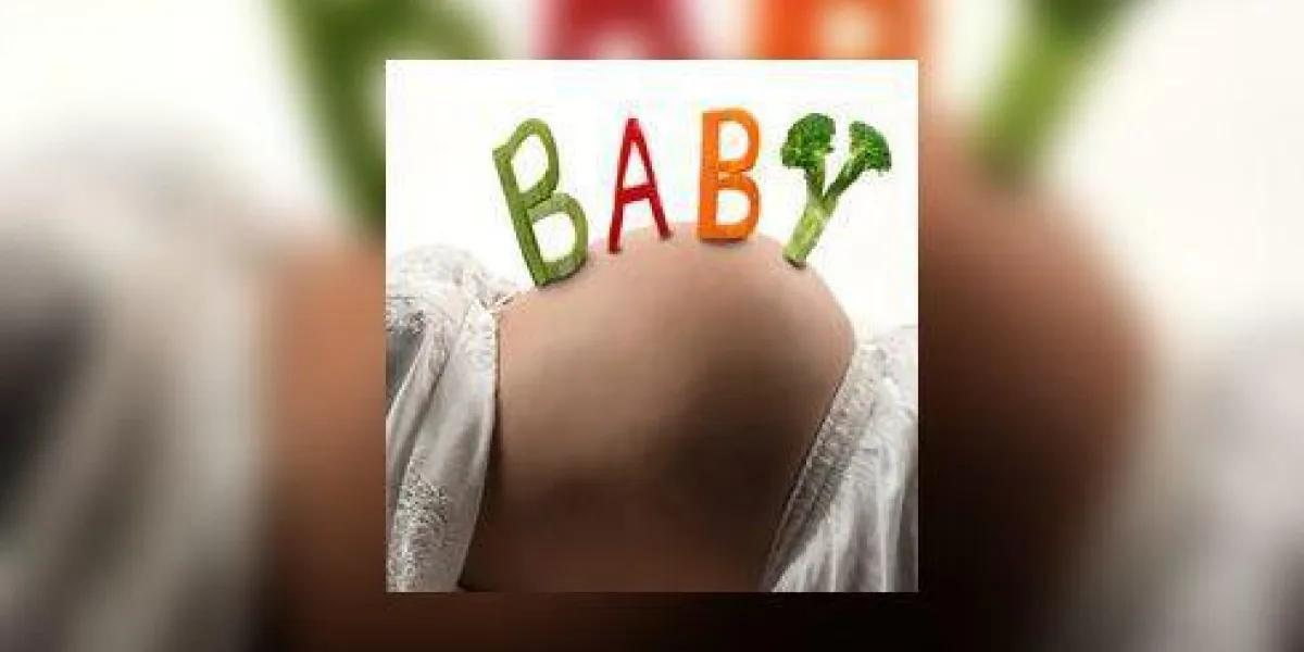 mot de légume bébé sur le ventre de femme enceinte