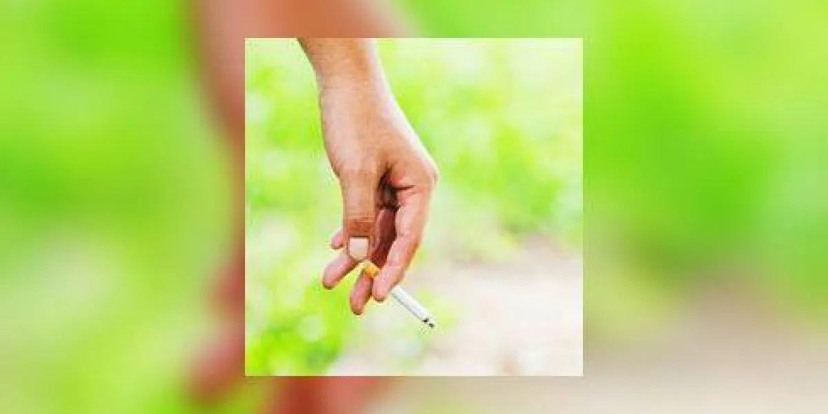 la cigarette est dans la main de l'homme la cigarette est dans la main de l'homme