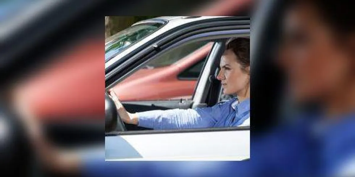 vue horizontale de la femme en colère dans un embouteillage vue horizontale de la femme en colère dans un embouteillage