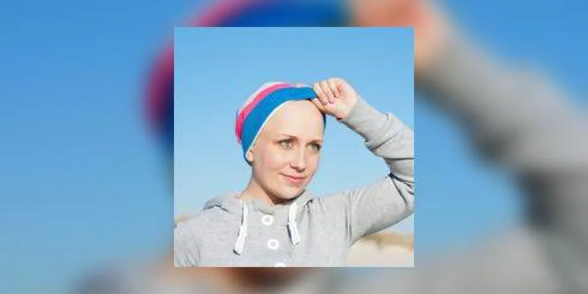 jeunes femmes montrant la tête chauve comme effet secondaire de la chimiothérapie jeunes femmes montrant la tête chauve comme effet secondaire de la chimiothérapie