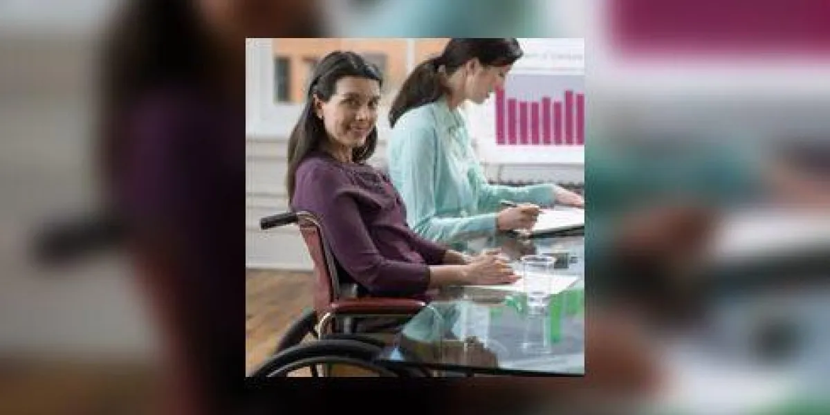 femme d'affaires assis dans un fauteuil roulant à une table de la salle de conférence femme d'affaires assis dans un fauteuil roulant à une table de la salle de conférence