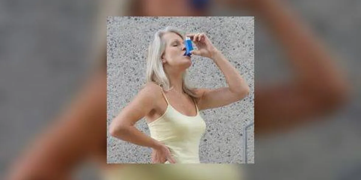 toute la longueur d'une femme d'âge moyen en utilisant l'inhalateur sur les marches