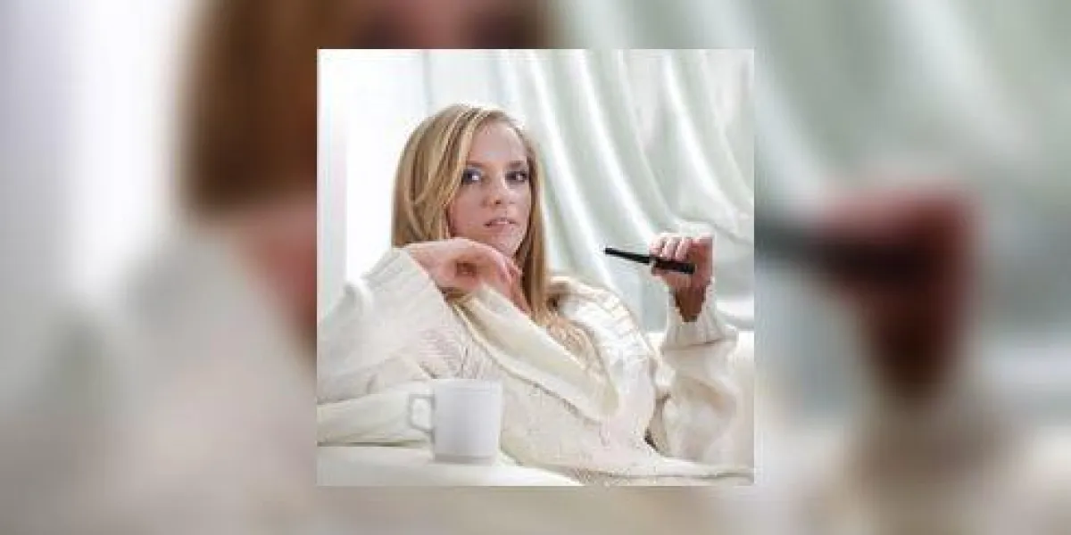 fille de beauté à l'intérieur avec e-cigarette fille de beauté à l'intérieur avec e-cigarette