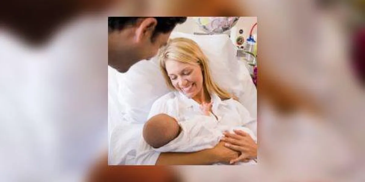 nouveaux parents avec bébé parler au médecin et souriant