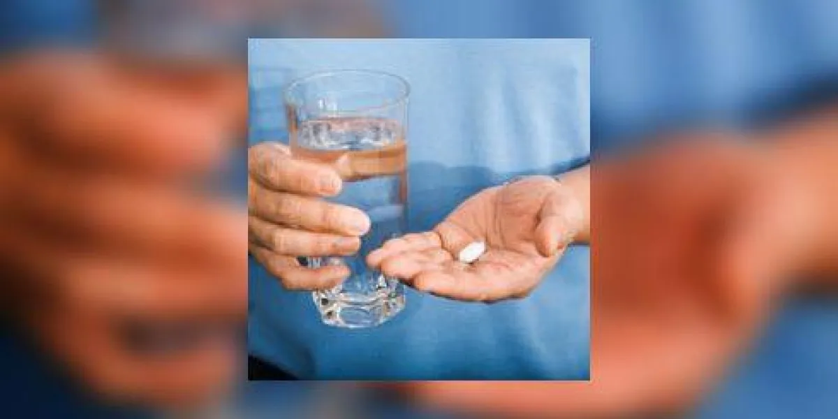 homme tenant la pilule et le verre d'eau homme tenant la pilule et le verre d'eau