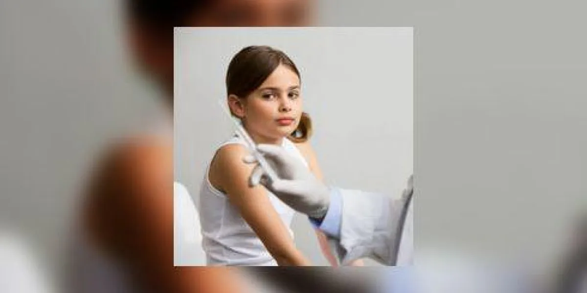 fille et médecin avec injection