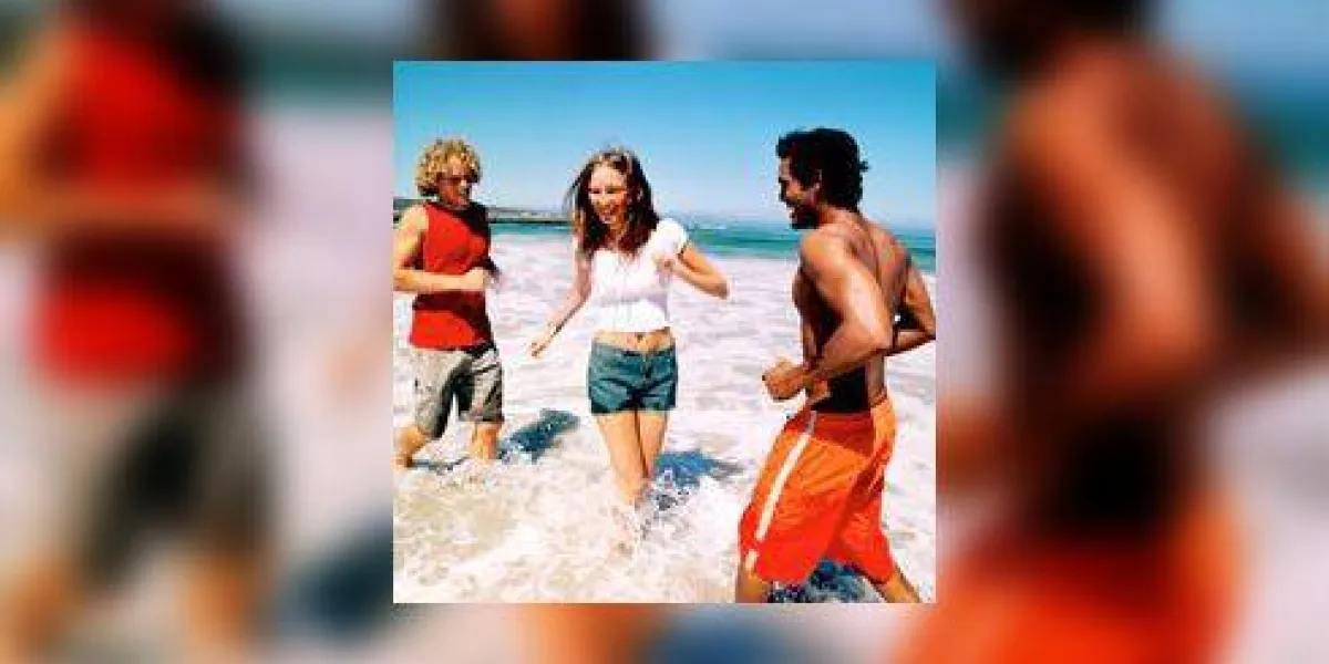jeune femme et deux jeunes hommes jouant dans l'eau