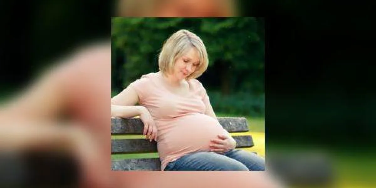 femme enceinte dans le parc femme enceinte dans le parc