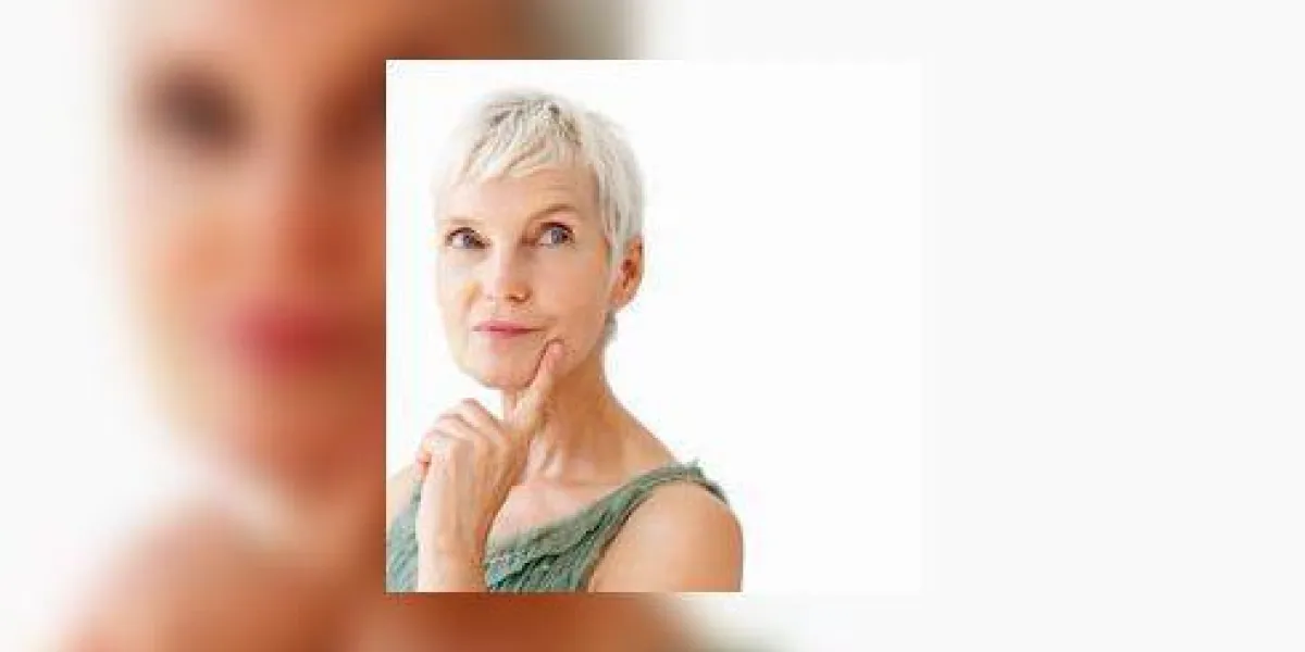 gros plan d'une dame senior contemplative