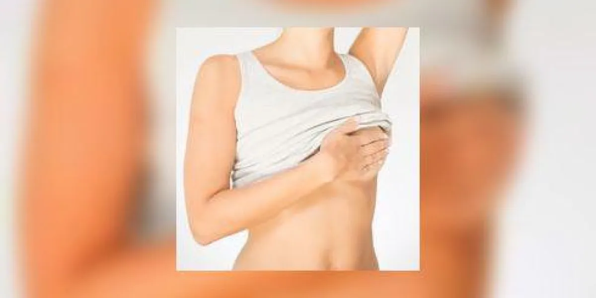 femme testant son sein pour cancer