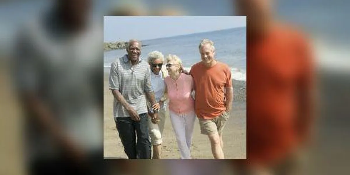 heureux couples marchant ensemble sur la plage
