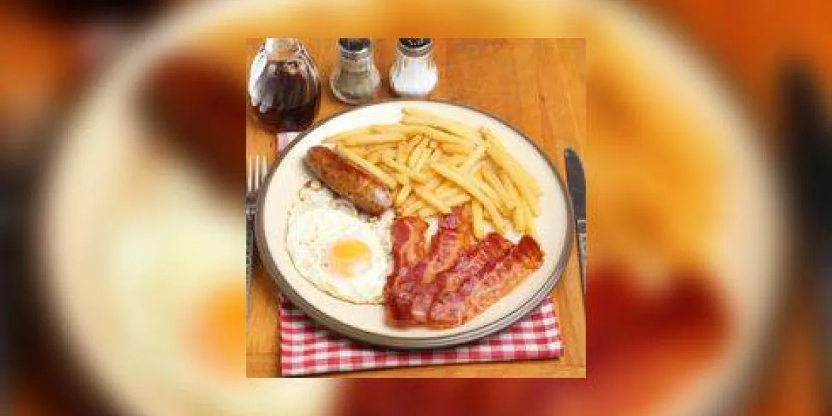 saucisse, bacon, œufs et frites saucisse, bacon, œufs et frites