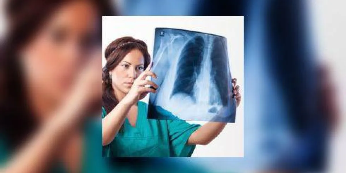 belle femme médecin examinant une image radiographique