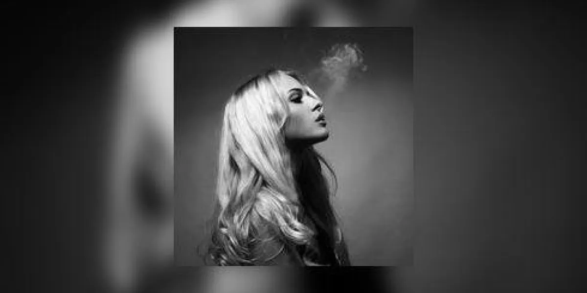 portrait d'art d'une belle dame fume portrait d'art d'une belle dame fume
