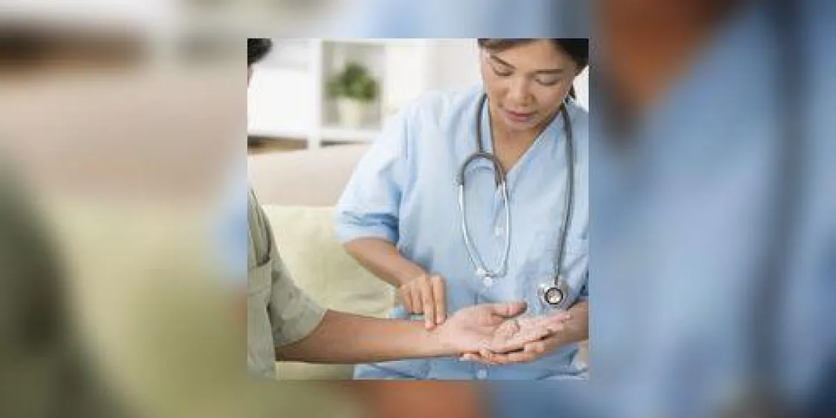 médecin généraliste vérifiant le pouls d'un homme âgé