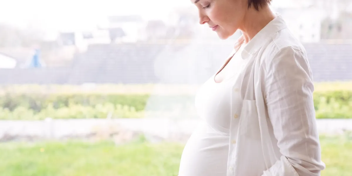 femme enceinte tenant sa bosse à la maison